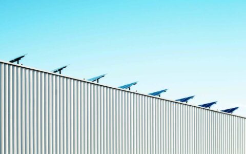Solarni paneli mogu biti postavljeni i na krovove čeličnih objekata.